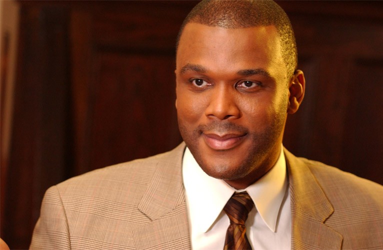 Đạo diễn kiêm diễn viên Tyler Perry bị mẹ của một người bạn thời thơ ấu nhốt trong nhà bà ta và chỉ thả ra khi đã hãm hiếp Tyler.